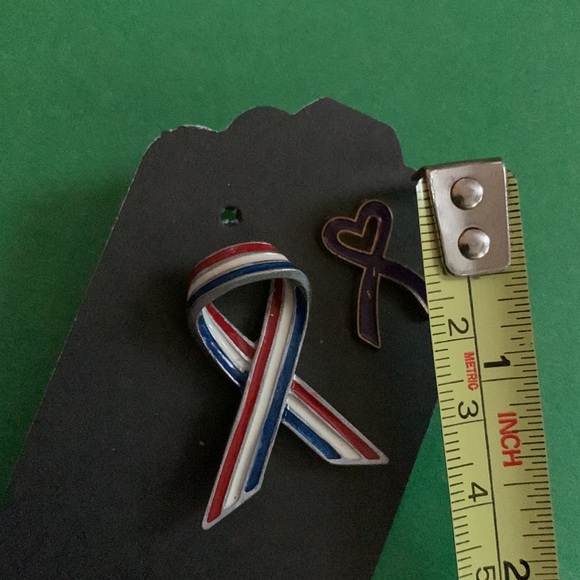 Set of 2 vintage metal and enamel pins - Picture 3 of 4